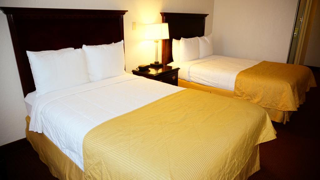 Ramada By Wyndham Wichita Airport Hotel Quarto foto